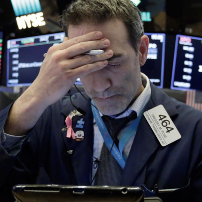 Hoang mang về tình hình dịch bệnh, S&P 500 và Nasdaq rơi vào sắc đỏ lần đầu tiên trong 5 phiên, Dow Jones mất gần 400 điểm
