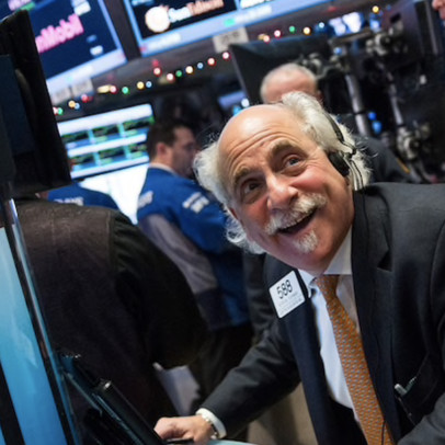 Hoạt động kinh doanh ở 1 số bang mở cửa trở lại, Dow Jones dù giảm điểm nhưng vẫn ghi nhận 4 phiên liên tiếp khởi sắc