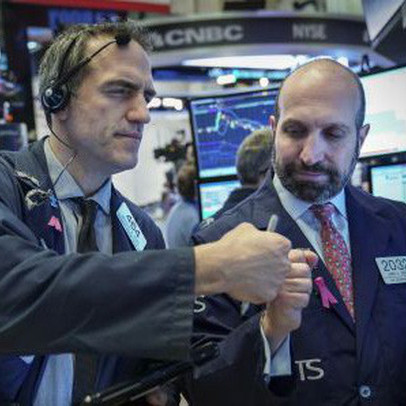 Hồi phục gần 200 điểm trong phiên, Dow Jones đóng cửa với mức giảm chưa đầy 6 điểm