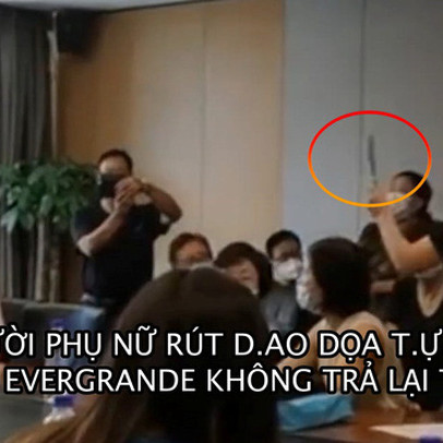 Hỗn loạn trong cuộc họp của Evergrande: Một phụ nữ rút dao dọa tự tử, tuyệt vọng vì sợ mất trắng tiền tiết kiệm cả đời