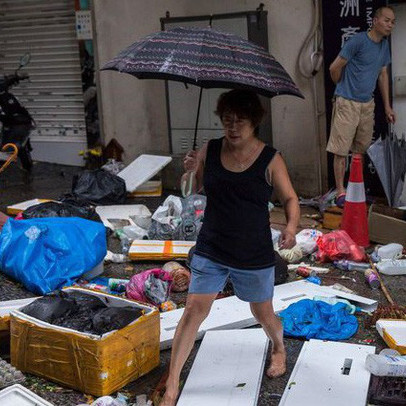 Hồng Kông bắt đầu dọn dẹp núi rác do siêu bão Mangkhut để lại