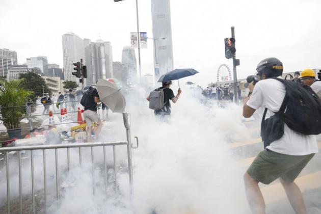 Hong Kong: Giao thông tê liệt vì người biểu tình, cảnh sát sử dụng hơi cay và súng phun nước - Ảnh 1.