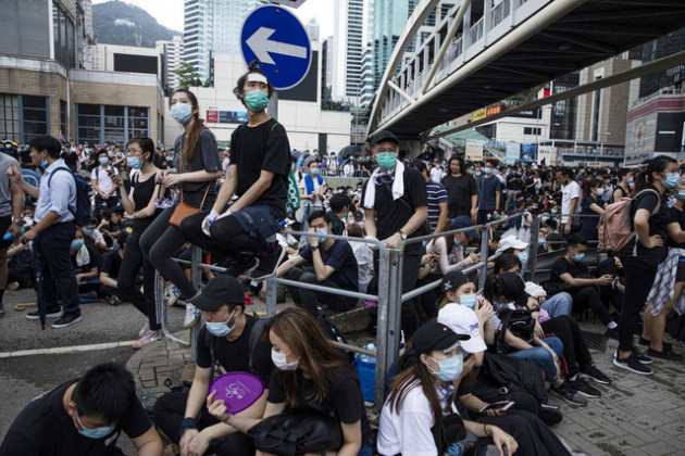 Hong Kong: Giao thông tê liệt vì người biểu tình, cảnh sát sử dụng hơi cay và súng phun nước - Ảnh 10.