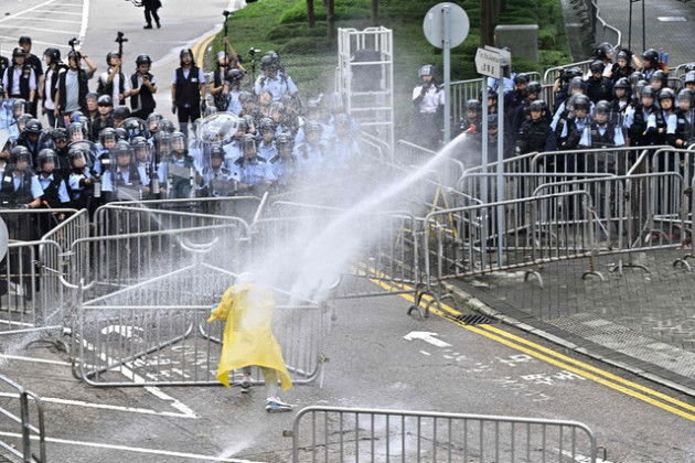 Hong Kong: Giao thông tê liệt vì người biểu tình, cảnh sát sử dụng hơi cay và súng phun nước - Ảnh 11.