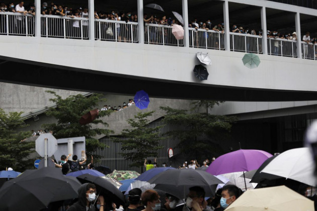 Hong Kong: Giao thông tê liệt vì người biểu tình, cảnh sát sử dụng hơi cay và súng phun nước - Ảnh 12.