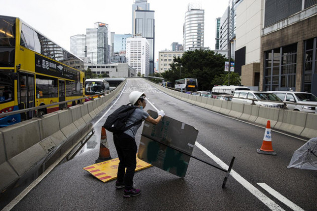 Hong Kong: Giao thông tê liệt vì người biểu tình, cảnh sát sử dụng hơi cay và súng phun nước - Ảnh 13.