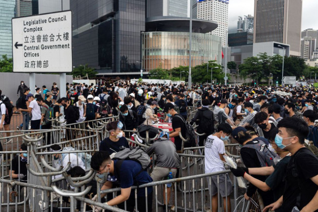 Hong Kong: Giao thông tê liệt vì người biểu tình, cảnh sát sử dụng hơi cay và súng phun nước - Ảnh 14.