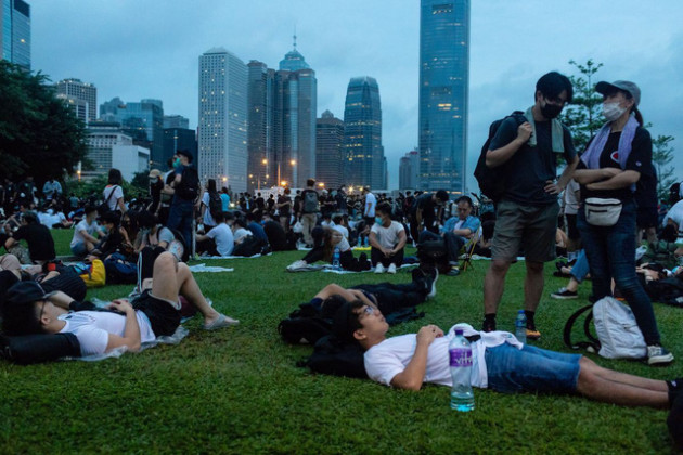 Hong Kong: Giao thông tê liệt vì người biểu tình, cảnh sát sử dụng hơi cay và súng phun nước - Ảnh 15.