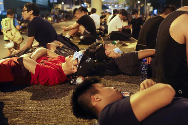 Hong Kong: Giao thông tê liệt vì người biểu tình, cảnh sát sử dụng hơi cay và súng phun nước - Ảnh 16.