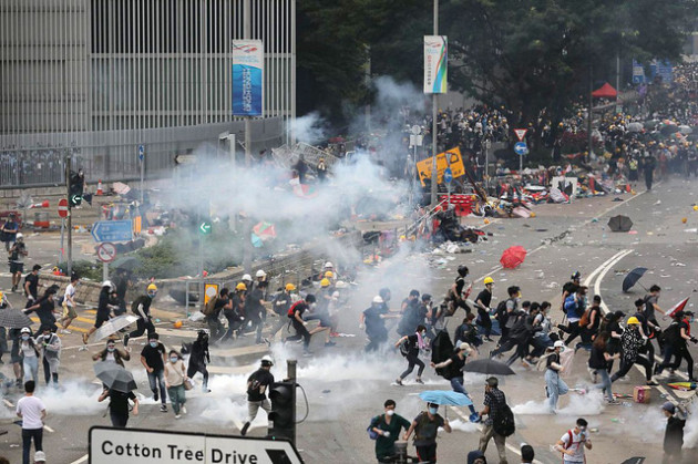 Hong Kong: Giao thông tê liệt vì người biểu tình, cảnh sát sử dụng hơi cay và súng phun nước - Ảnh 2.