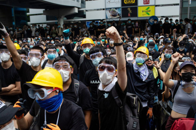 Hong Kong: Giao thông tê liệt vì người biểu tình, cảnh sát sử dụng hơi cay và súng phun nước - Ảnh 3.