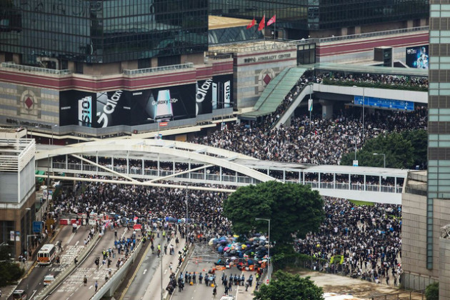 Hong Kong: Giao thông tê liệt vì người biểu tình, cảnh sát sử dụng hơi cay và súng phun nước - Ảnh 4.