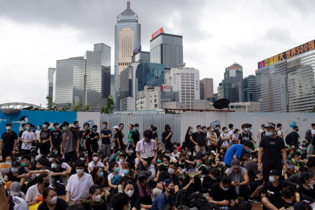 Hong Kong: Giao thông tê liệt vì người biểu tình, cảnh sát sử dụng hơi cay và súng phun nước - Ảnh 6.