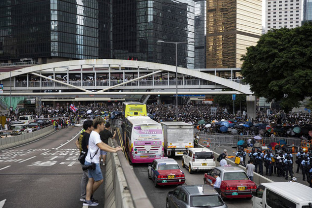 Hong Kong: Giao thông tê liệt vì người biểu tình, cảnh sát sử dụng hơi cay và súng phun nước - Ảnh 7.