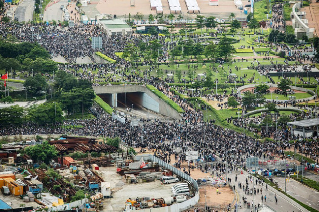 Hong Kong: Giao thông tê liệt vì người biểu tình, cảnh sát sử dụng hơi cay và súng phun nước - Ảnh 8.