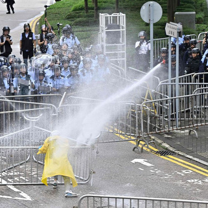 Hong Kong: Giao thông tê liệt vì người biểu tình, cảnh sát sử dụng hơi cay và súng phun nước