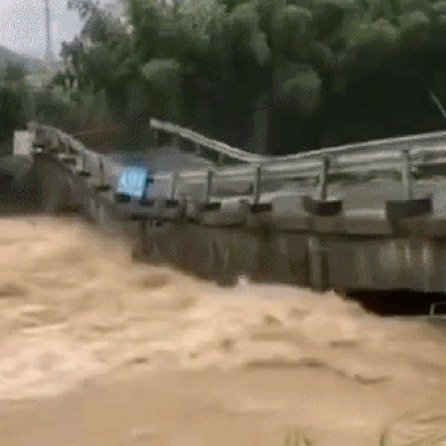 Hồng thủy hoành hành ở Trung Quốc: "Bẻ vụn" cầu bê tông, chặt đôi đường cao tốc