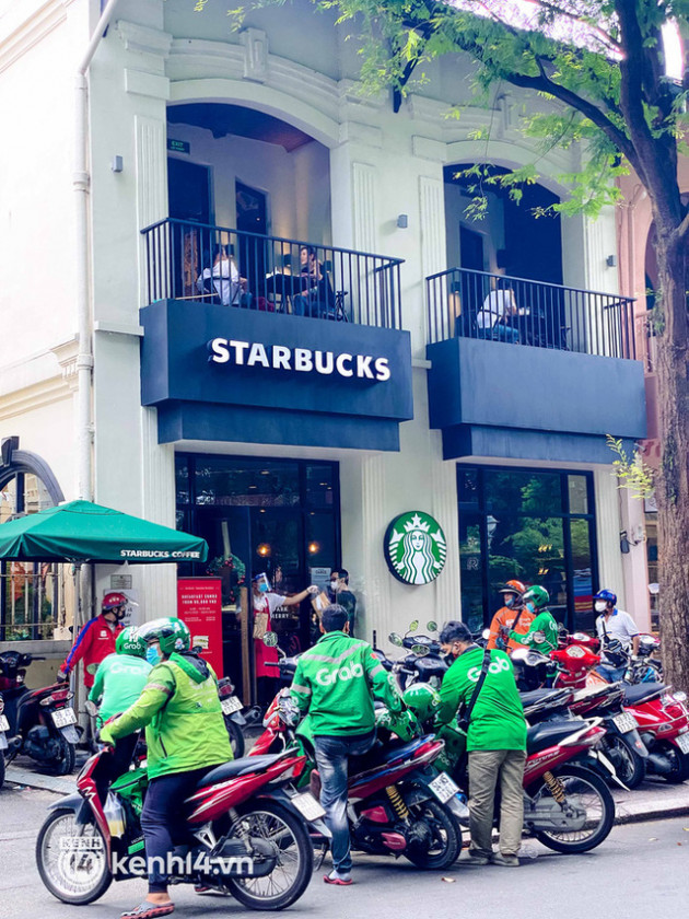 HOT: Starbucks tặng cốc giới hạn nhân sinh nhật 50 năm, shipper đi giao đơn mệt xỉu vì nhiều chi nhánh bị quá tải - Ảnh 14.