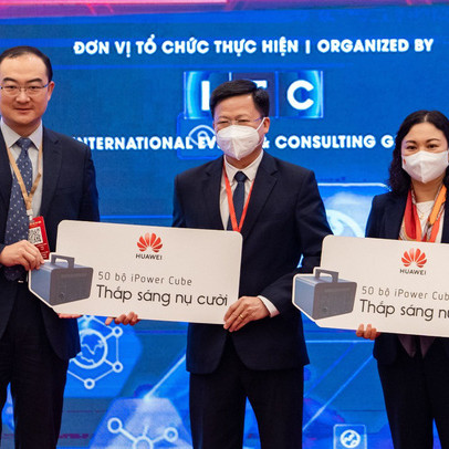 Huawei trao tặng 100 thiết bị trạm sạc di động lên đến 1,2 tỷ đồng