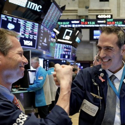Hứng khởi trước 1 loạt dòng tweet của Tổng thống Trump, Dow Jones bứt phá hơn 500 điểm và ghi nhận phiên khởi sắc nhất kể từ tháng 7