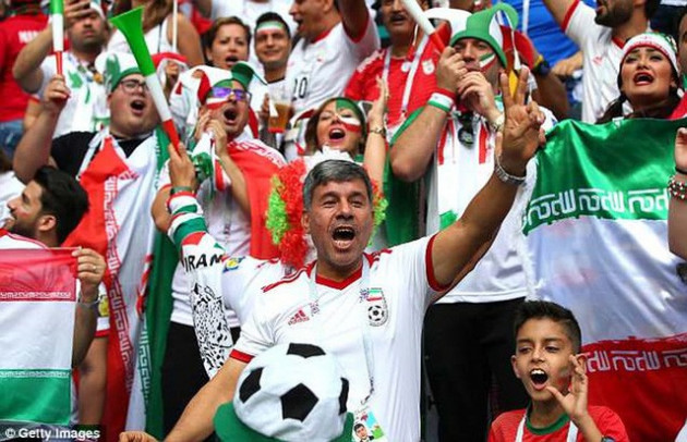 Iran vượt nghịch cảnh bị Mỹ cấm vận... giày ở World Cup ra sao? - Ảnh 1.