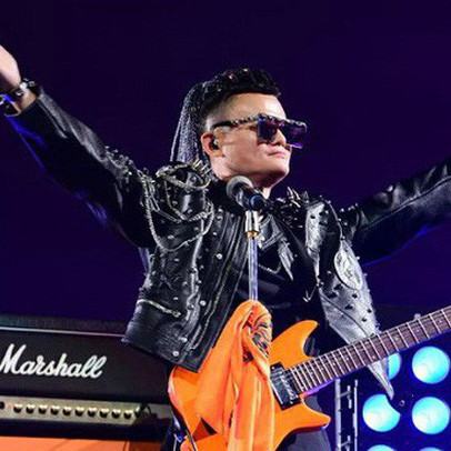 Jack Ma hát rock và khóc trong ngày từ chức chủ tịch Alibaba