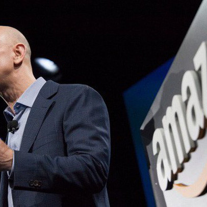 Jeff Bezos và các tỷ phú, ngôi sao hàng đầu thế giới kiếm được bao nhiêu tiền mỗi tiếng trong năm vừa qua?