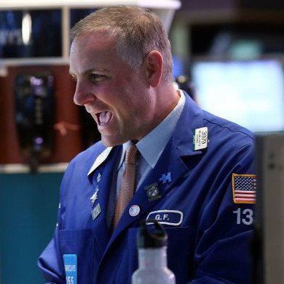 Kết thúc một tuần đầy biến động, Dow Jones lấy lại đà tăng với hơn 300 điểm