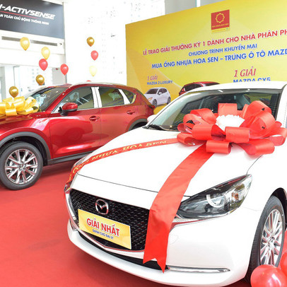 Khách hàng nhận xe Mazda từ chương trình khuyến mại của Ống nhựa Hoa Sen