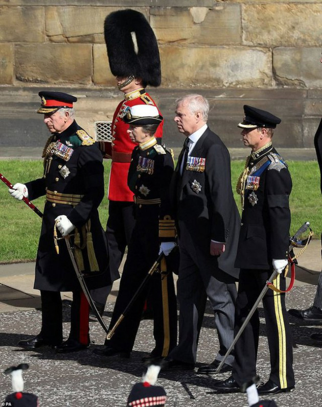 Khoảnh khắc diệu kỳ trên linh cữu Nữ hoàng Elizabeth II