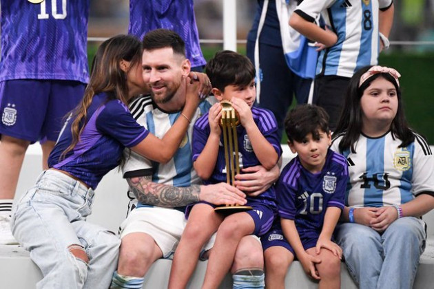 Khoảnh khắc tình nhất World Cup 2022: Messi hạnh phúc ôm vợ và cúp vàng thế giới vào lòng - Ảnh 8.