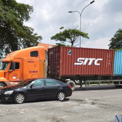 Không giải quyết thủ tục thông quan đối với xe 'giả container', vượt tải trọng