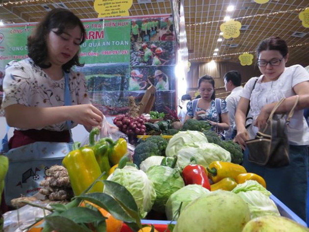 Không “lobby”, khó vay tiền ngân hàng? - Ảnh 1.