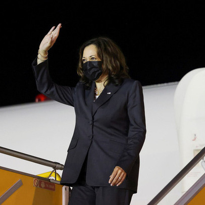 Không lực 2 của Phó Tổng thống Mỹ Kamala Harris tới Nội Bài