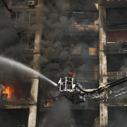 Kiev và nhiều thành phố lớn bị bao vây, Tổng thống Ukraine bất ngờ kêu gọi binh sĩ Nga "đầu hàng"