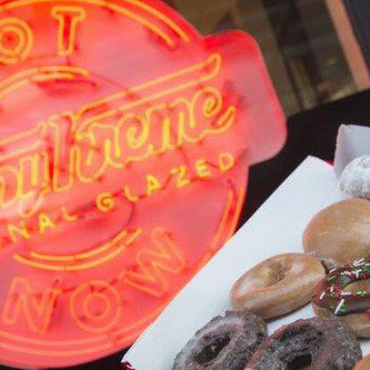 Krispy Kreme: Gần 90 năm chỉ bán mỗi bánh Donut, đi qua 2 cuộc khủng hoảng kinh tế, phát triển rực rỡ với hơn 1.100 cửa tiệm tại 25 quốc gia