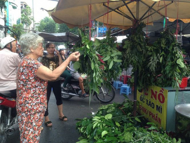 Lá xông, bánh ú nước tro đắt hàng trước tết Đoan Ngọ - Ảnh 1.