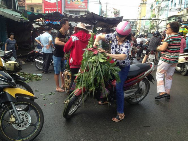 Lá xông, bánh ú nước tro đắt hàng trước tết Đoan Ngọ - Ảnh 3.