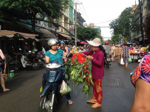 Lá xông, bánh ú nước tro đắt hàng trước tết Đoan Ngọ - Ảnh 4.