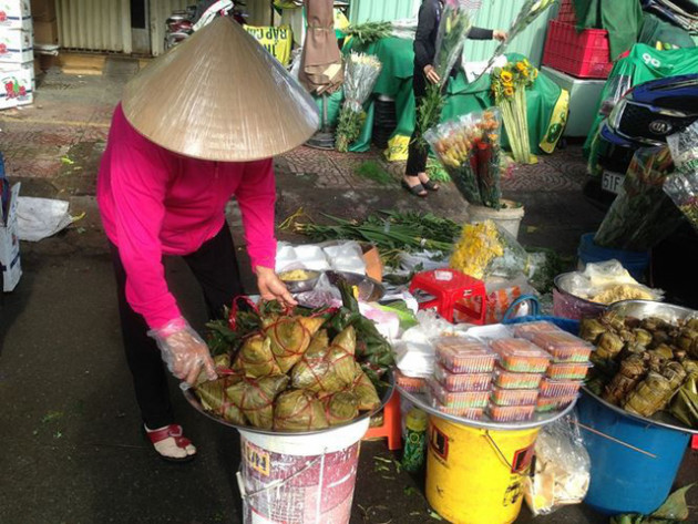 Lá xông, bánh ú nước tro đắt hàng trước tết Đoan Ngọ - Ảnh 8.