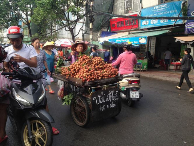 Lá xông, bánh ú nước tro đắt hàng trước tết Đoan Ngọ - Ảnh 9.