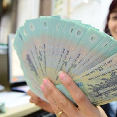Lãi suất tăng, ngân hàng thêm “chiêu” để hút người dân gửi tiền
