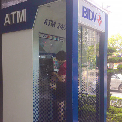 Làm sao để không bị mất cắp thông tin khi rút tiền ATM?