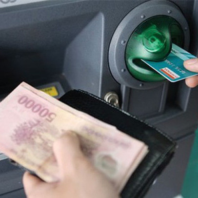 Lần đầu tiên giao dịch rút tiền ATM giảm so với năm trước