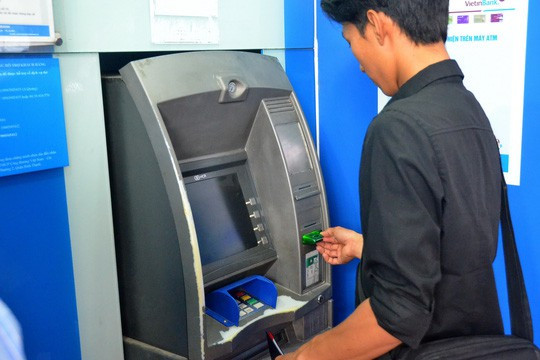 Lần thứ 2 NHNN yêu cầu dừng tăng phí rút tiền nội mạng ATM - Ảnh 1.