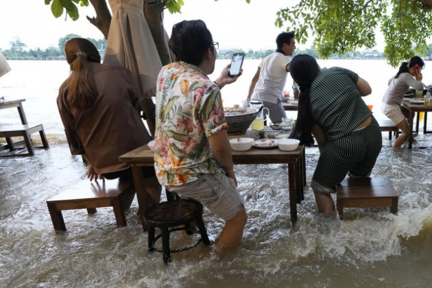 Lẩu lướt ván khiến một nhà hàng ăn nên làm ra trong khi hàng xóm đìu hiu vì ngập lụt - Ảnh 2.