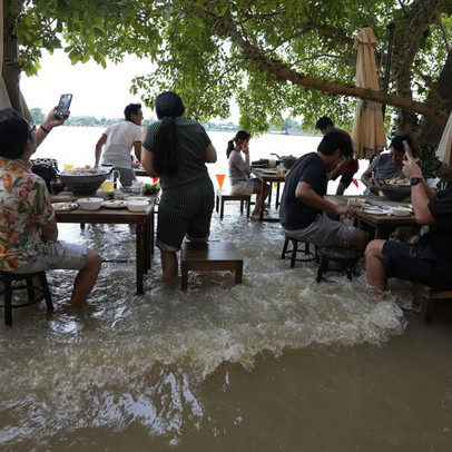 "Lẩu lướt ván" khiến một nhà hàng ăn nên làm ra trong khi "hàng xóm" đìu hiu vì ngập lụt