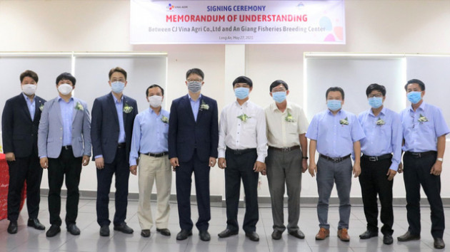 Lễ ký kết hợp tác giữa CJ Vina Agri và Trung tâm giống thủy sản An Giang - Ảnh 1.