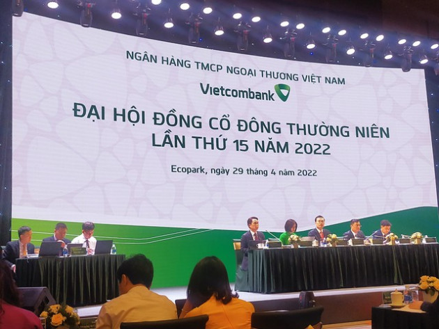 [Live] ĐHCĐ Vietcombank 2022: Chia cổ tức 18,1% bằng cổ phiếu, lợi nhuận dự kiến vượt 30.000 tỷ, nhận chuyển giao bắt buộc 1 ngân hàng - Ảnh 2.