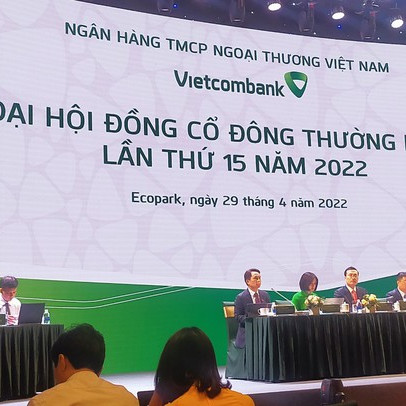 [Live] ĐHCĐ Vietcombank 2022: Chia cổ tức 18,1% bằng cổ phiếu, lợi nhuận dự kiến vượt 30.000 tỷ, nhận chuyển giao bắt buộc 1 ngân hàng